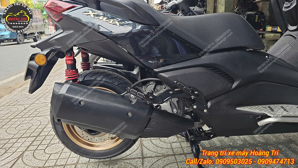 Gác chân phụ HTR lắp gọn gàng trên Yamaha XMAX 300, tăng tiện ích cho người ngồi sau