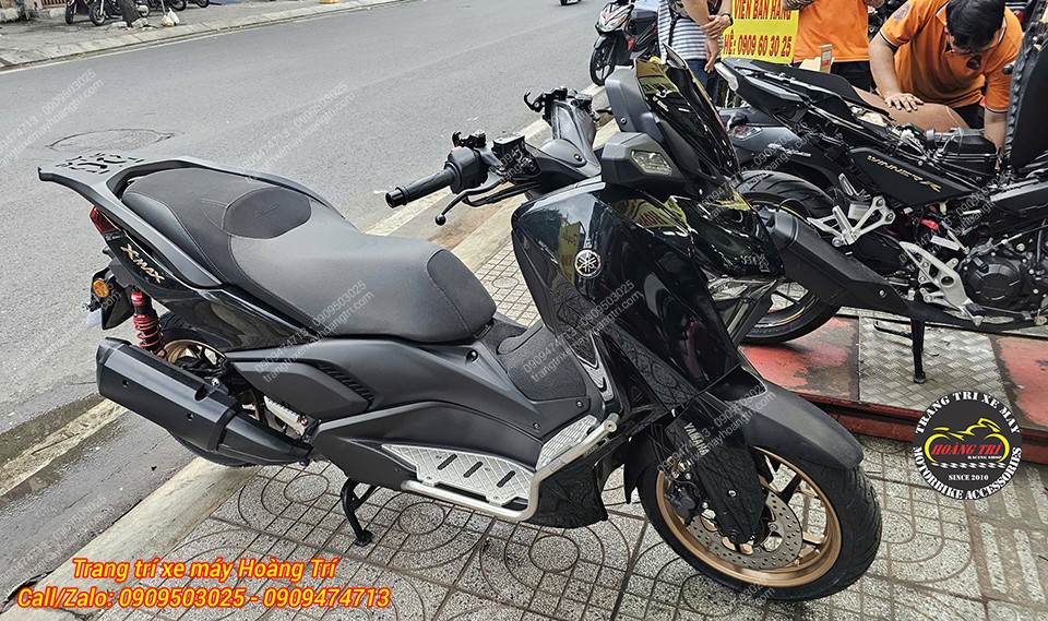 Tổng thể Yamaha XMAX 300 nổi bật hơn với bộ khung và thảm Loboo đồng bộ với ngoại hình