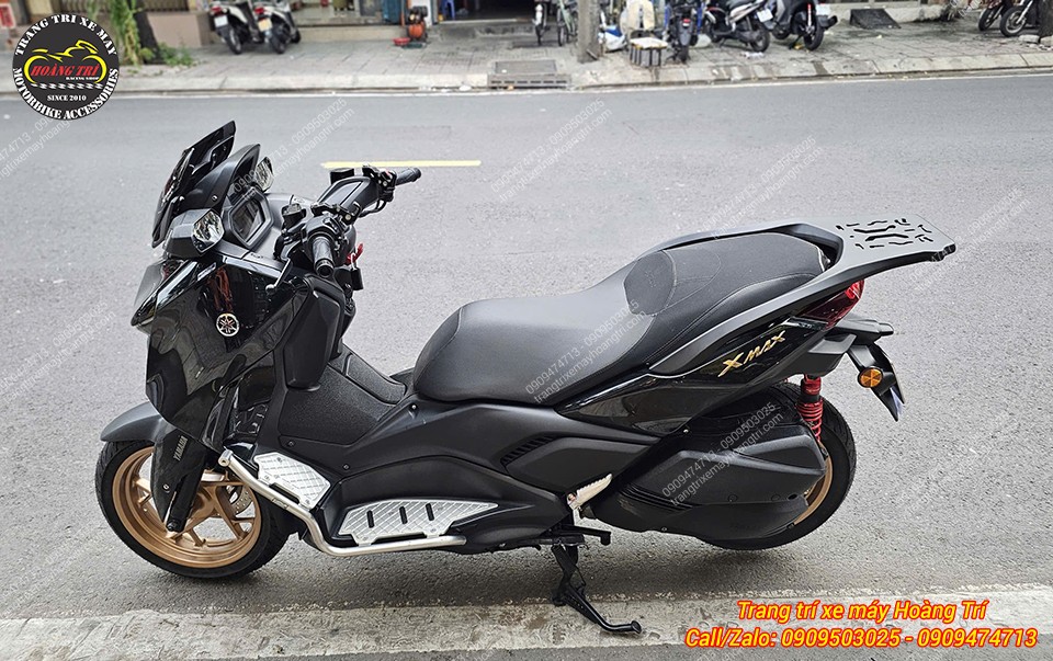 Tổng thể bộ khung chống đổ và thảm để chân Loboo hài hòa, nổi bật cùng ngoại hình xe