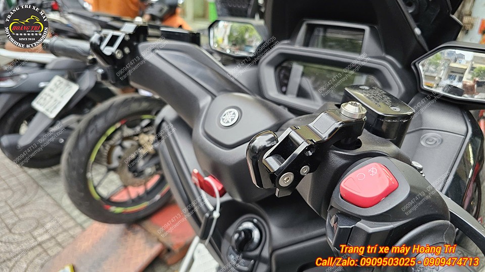Cận cảnh móc treo đồ Biker nhôm CNC lắp chân kính XMAX 300 chắc chắn tiện lợi