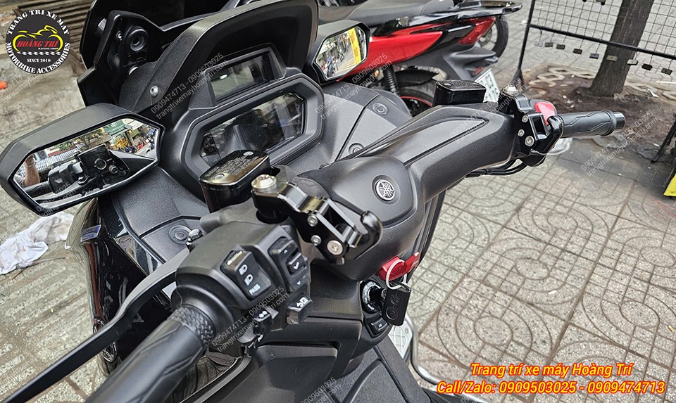 Anh khách trang bị cả cặp móc treo đồ Biker nhôm CNC đối xứng 2 bên