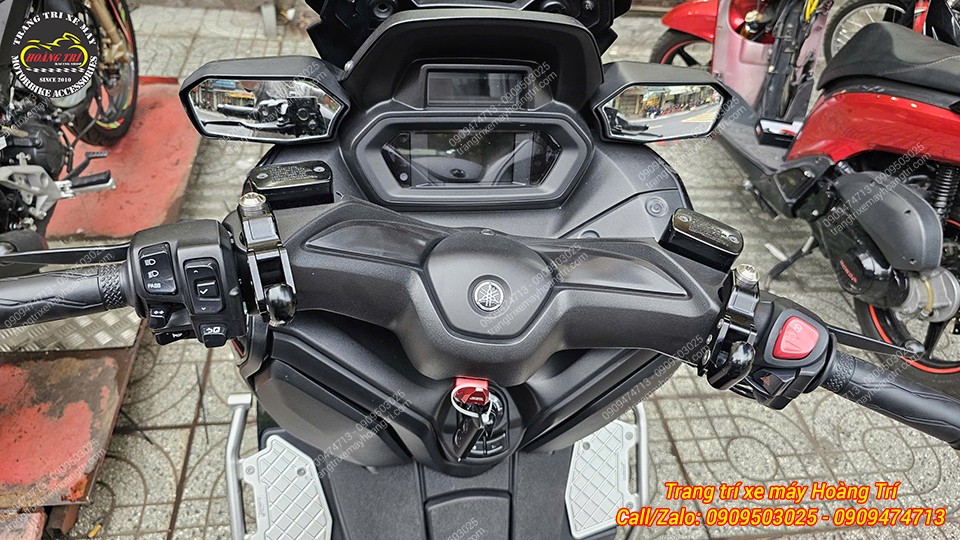 Hai bên ghi đông đồng bộ với cặp móc treo Biker tăng tính tiện dụng
