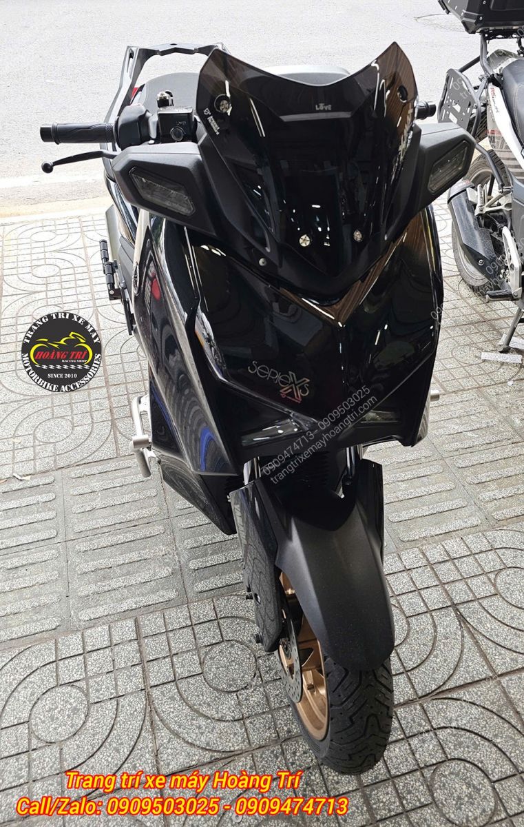 Cận cảnh chắn gió Nemo giúp phần đầu Yamaha XMAX 300 thêm mạnh mẽ và nổi bật