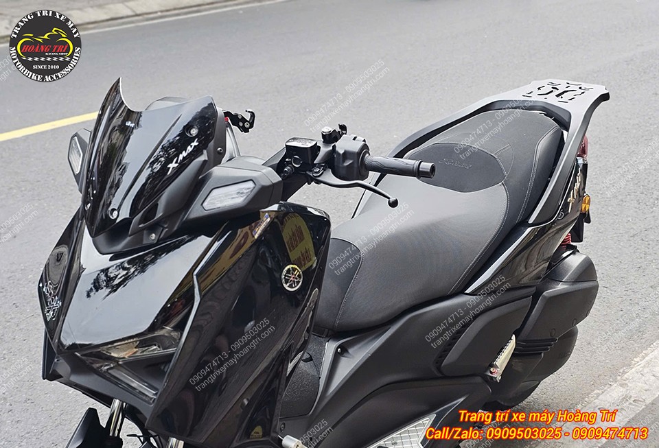 Yamaha XMAX 300 nổi bật cùng chắn gió Nemo và baga sau nhôm đúc hiện đại