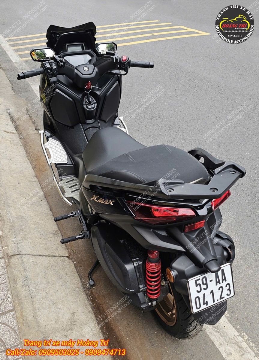 Tổng thể Yamaha XMAX 300 sau khi trang bị gác chân phụ HTR đẹp mắt và tiện dụng