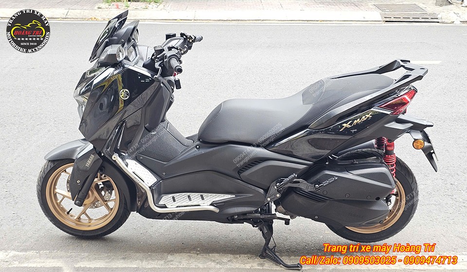 Toàn cảnh Yamaha XMAX 300 lắp gác chân phụ HTR tạo điểm nhấn mạnh mẽ và cá tính
