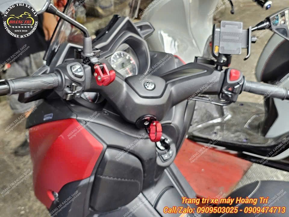 Tổng thể khu vực lái XMAX 300 nổi bật hơn với móc treo đồ nhôm CNC màu đỏ