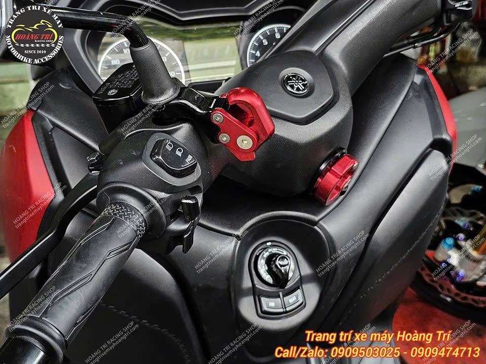 Móc treo đồ nhôm CNC màu đỏ lắp gọn gàng trên XMAX 300 tăng tiện ích sử dụng