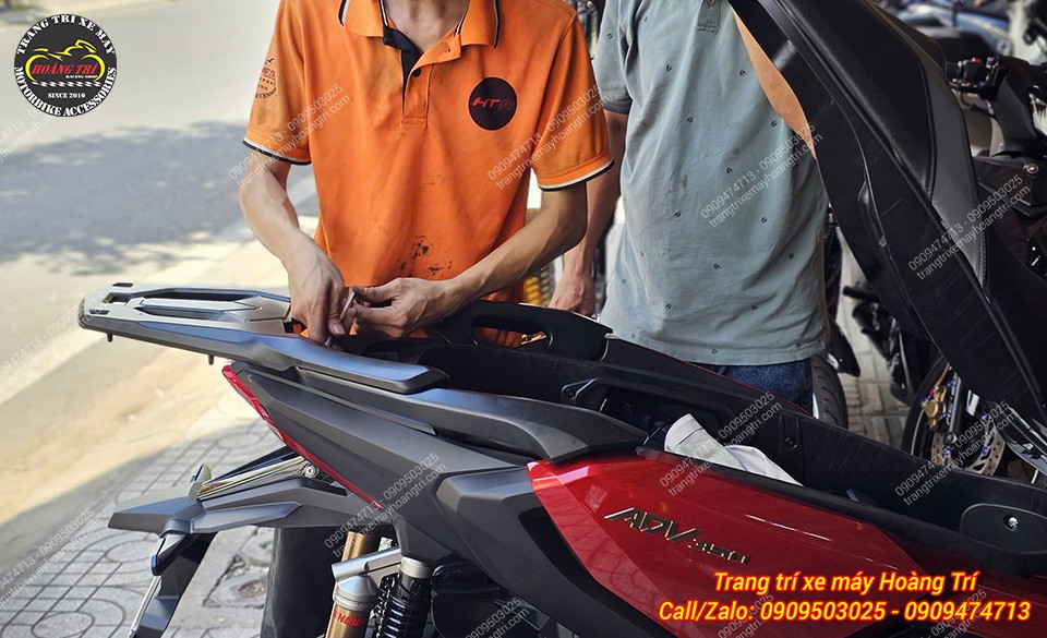 Nhân viên hoàn thiện lắp baga sau nhôm đúc ADV 350 chuẩn zin với từng chi tiết chắc chắn