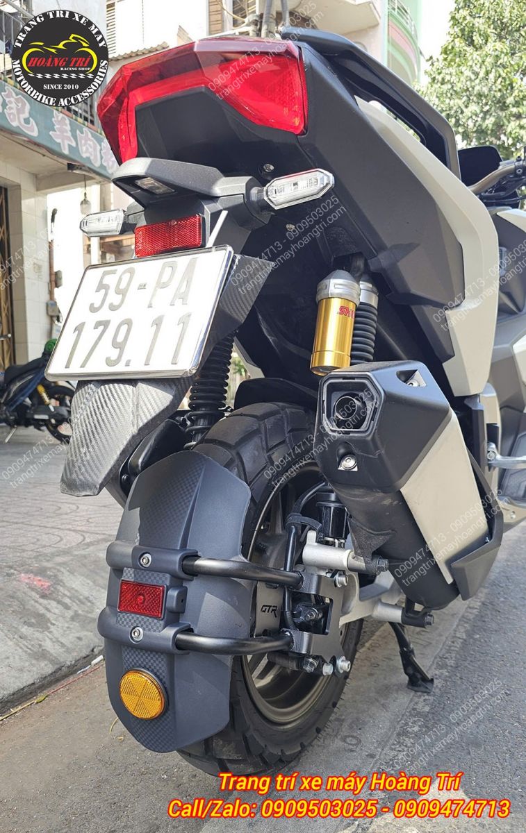 Góc nhìn phía sau cho thấy chắn bùn KTM GTR giúp Honda ADV 160 gọn gàng và hầm hố hơn