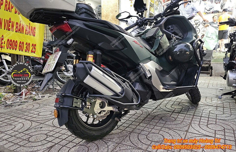Anh khách còn lắp khung bảo vệ, chống đổ pô và chắn bùn tạo tổng thể đồng bộ cho xe
