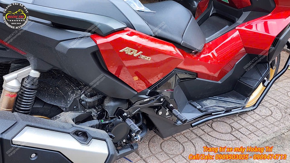 Góc nghiêng gác chân phụ HTR gập mở linh hoạt, hài hòa với thiết kế thể thao của Honda ADV 350