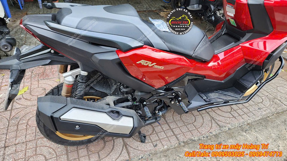 Tổng thể Honda ADV 350 nổi bật hơn sau khi trang bị gác chân phụ HTR CNC gọn gàng, cứng cáp