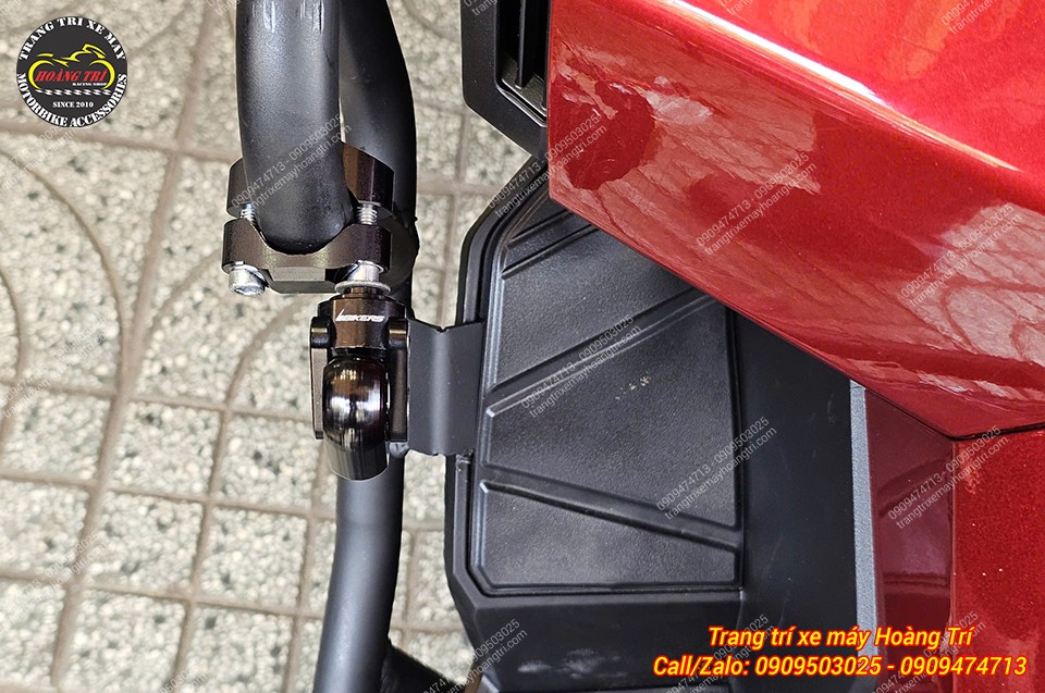 Góc nhìn từ trên cho thấy móc treo Biker gập gọn, hài hòa cùng màu sắc tổng thể xe