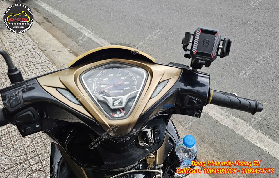 Cận cảnh giá đỡ điện thoại Kewig M33 lắp Airblade 2011, vị trí chân kính dễ quan sát hơn
