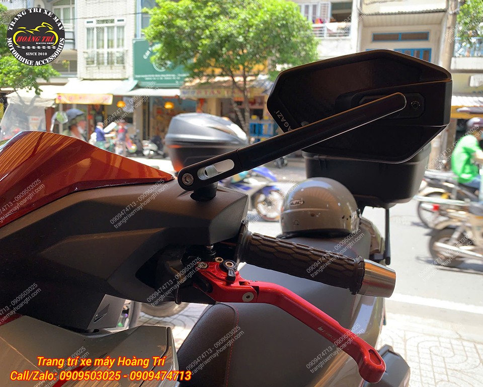 Cận cảnh kính hậu Magazi lắp Airblade 2026 bên trái, thiết kế góc cạnh tạo phong cách thể thao