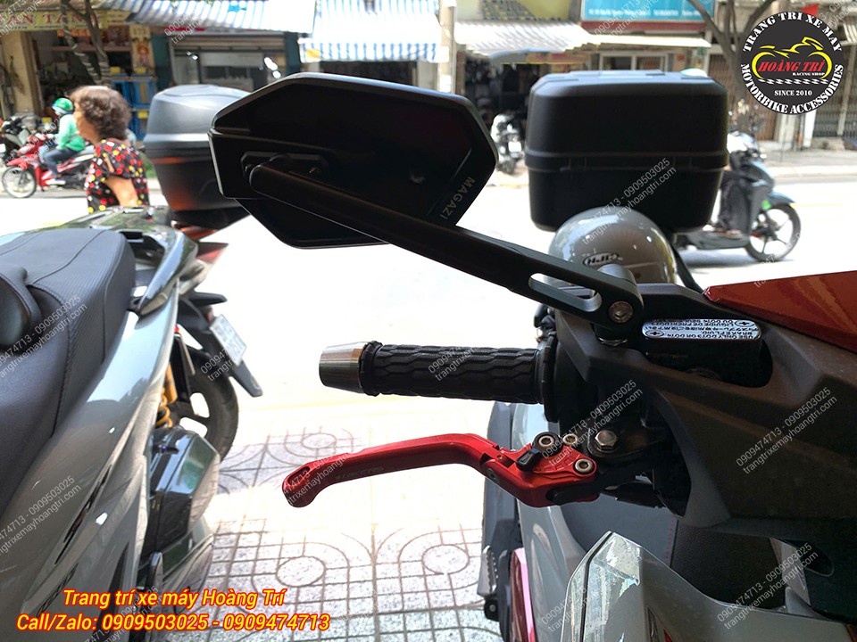 Kính hậu Magazi bên phải Airblade 2026 nổi bật với chân kính dài, kiểu dáng hiện đại và cứng cáp