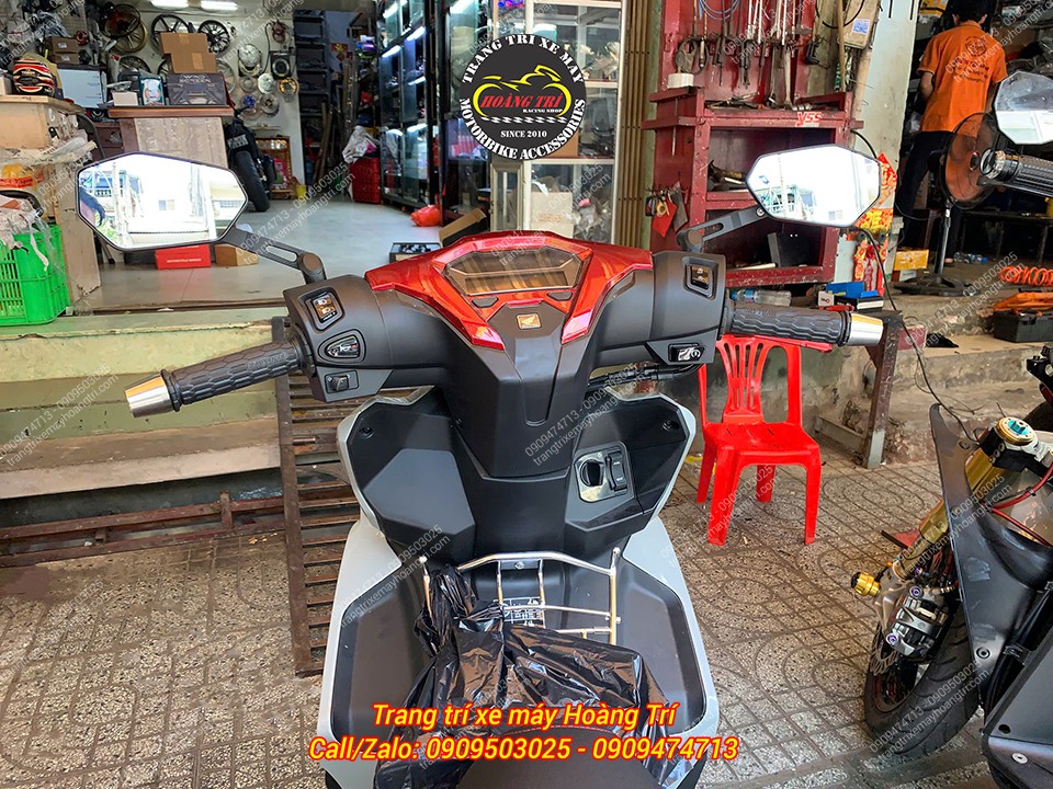 Góc nhìn người lái cho thấy kính hậu Magazi Airblade 2026 gọn gàng, hài hòa cùng khu vực tay lái