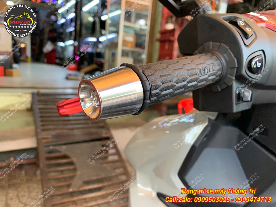 Cận cảnh gù tay lái inox kết hợp bao tay Daytona trên Airblade 2026, hoàn thiện chắc chắn