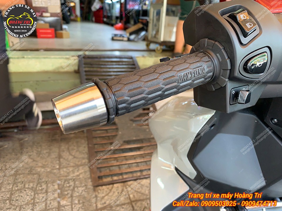 Bao tay Daytona Airblade 2026 nổi bật họa tiết chống trượt, kết hợp gù inox sáng bóng đẹp mắt