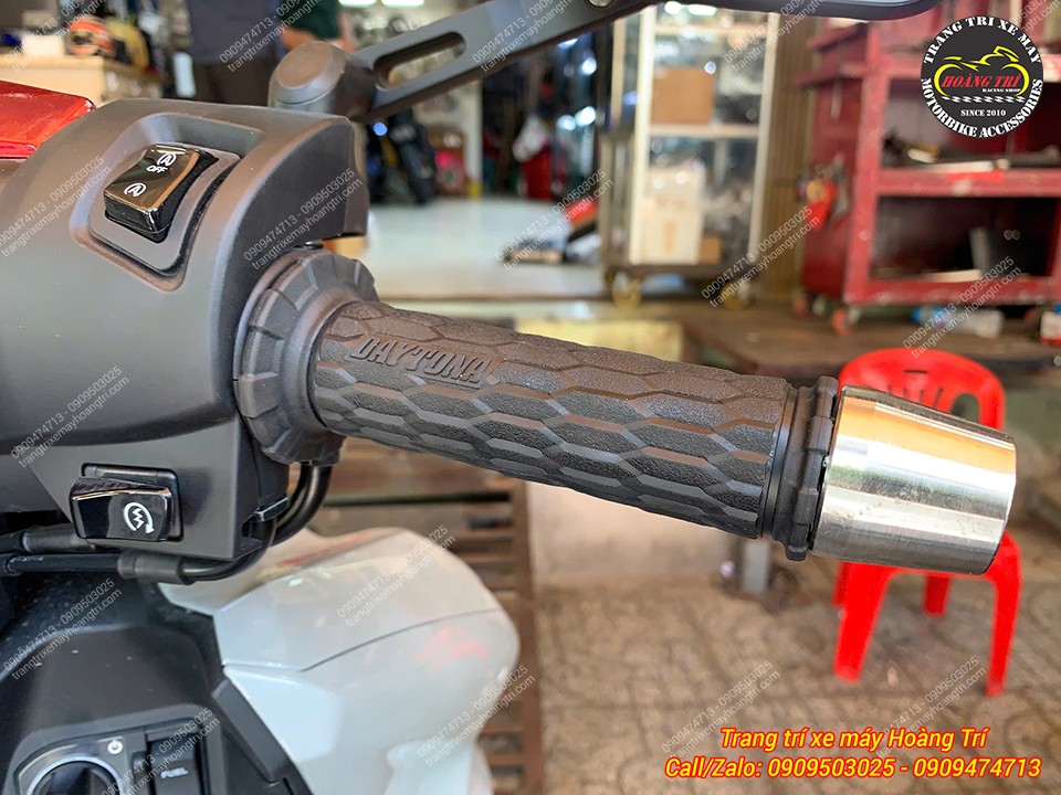 Góc bên phải Airblade 2026 cho thấy bao tay Daytona ôm gọn, phối cùng gù inox cứng cáp