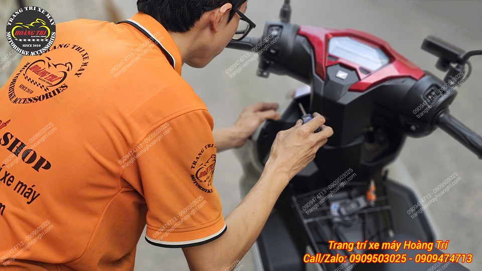 Siết ốc vít lại cho mặt nạ là hoàn thiện ngay đèn trợ sáng Aozoom Extra 3 Airblade 2026