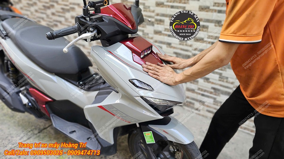 Kỹ thuật viên Hoàng Trí hoàn thiện những bước cuối cùng lắp đèn trợ sáng Aozoom Extra 3 Airblade 2026