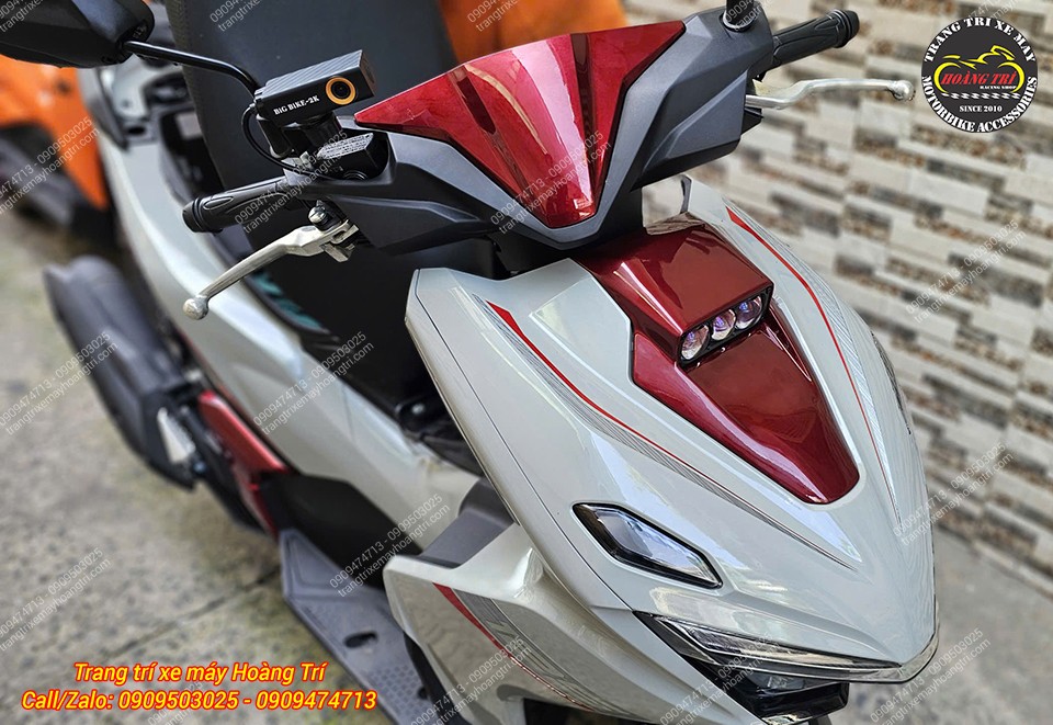 Đèn trợ sáng Aozoom vừa vặn hoàn hảo sau khi được chế nhựa trên mặt nạ Airblade 2026