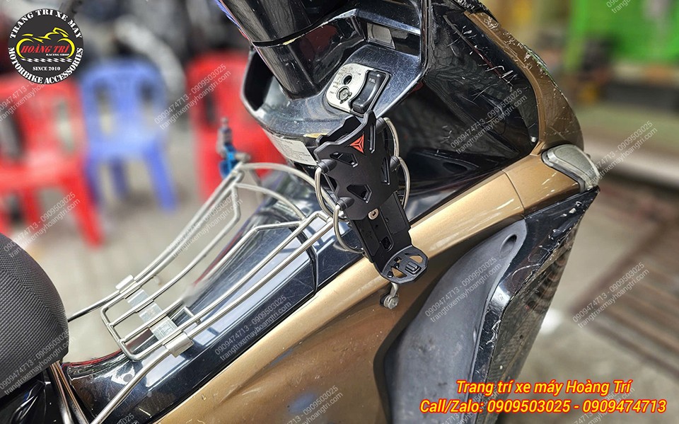 Cận cảnh giá đỡ chai nước Motowolf DH1 lắp Airblade 2011, thiết kế gọn gàng và chắc chắn