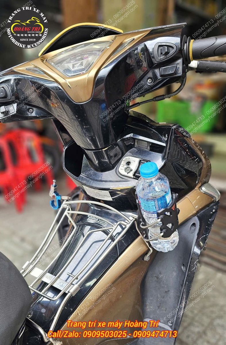 Giá đỡ Motowolf DH1 giữ chai nước ổn định trên Airblade 2011, thuận tiện sử dụng khi di chuyển