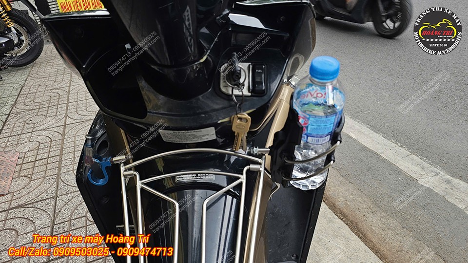 Vị trí lắp Motowolf DH1 trên Airblade 2011 tại vị trí baga giữa, giúp lấy chai nước nhanh chóng hơn