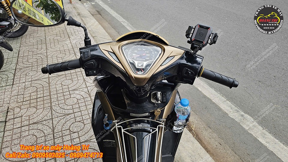 Tổng thể khu vực tay lái Airblade 2011 với giá đỡ Motowolf DH1 và giá đỡ điện thoại Kewig M33