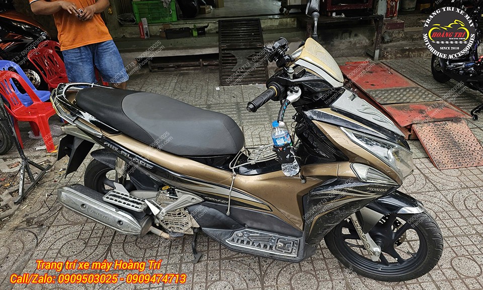 Toàn cảnh Airblade 2011 tăng tiện ích cho hành trình khi trang bị giá đỡ chai nước Motowolf