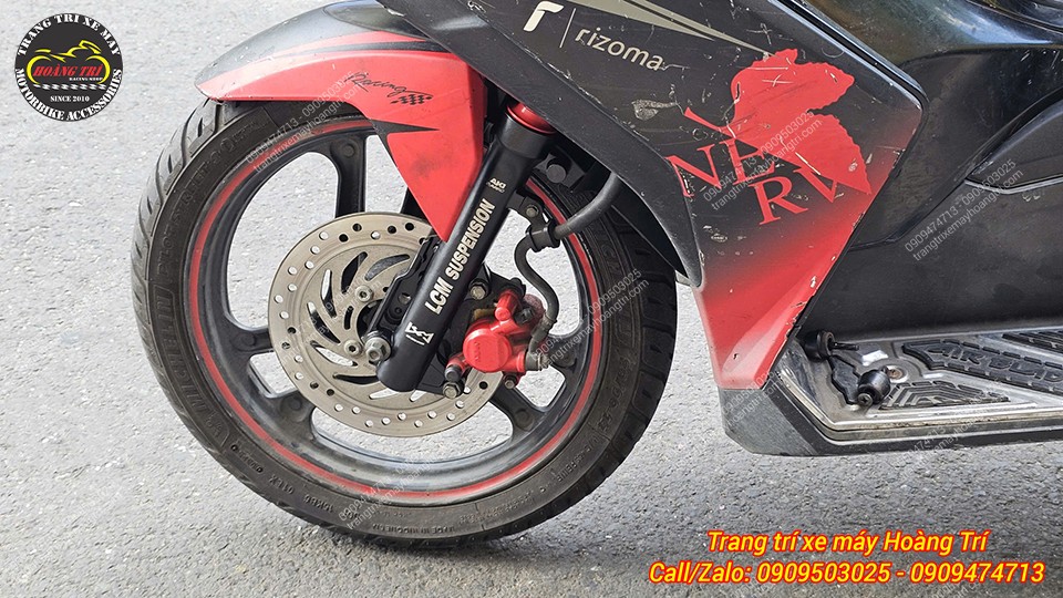 Cận cảnh phuộc trước LCM Airblade 2013 màu đen cá tính, tăng độ cứng cáp và ổn định khi vận hành