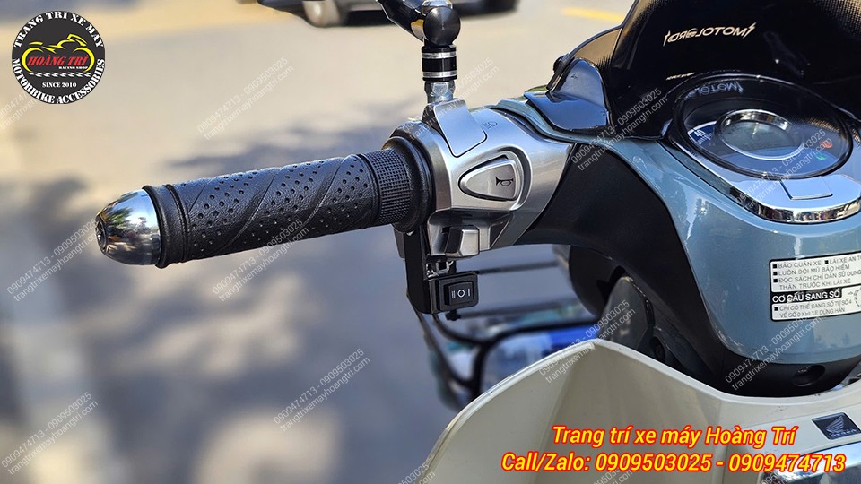 Cận cảnh công tắc tắt mở đèn Super Cub lắp gọn gàng, thao tác thuận tiện và sử dụng dễ dàng