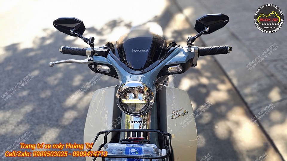 Mặt trước Super Cub nổi bật với kính chắn gió Motolord và kính hậu H2C MT thể thao