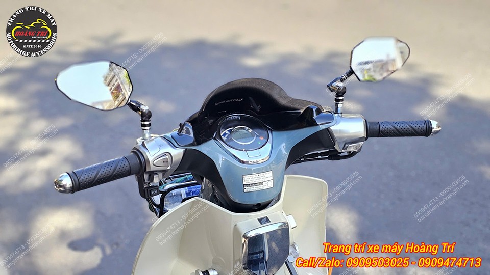 Khu vực tay lái Super Cub hoàn thiện với kính hậu H2C MT và kính chắn gió Motolord đẹp mắt