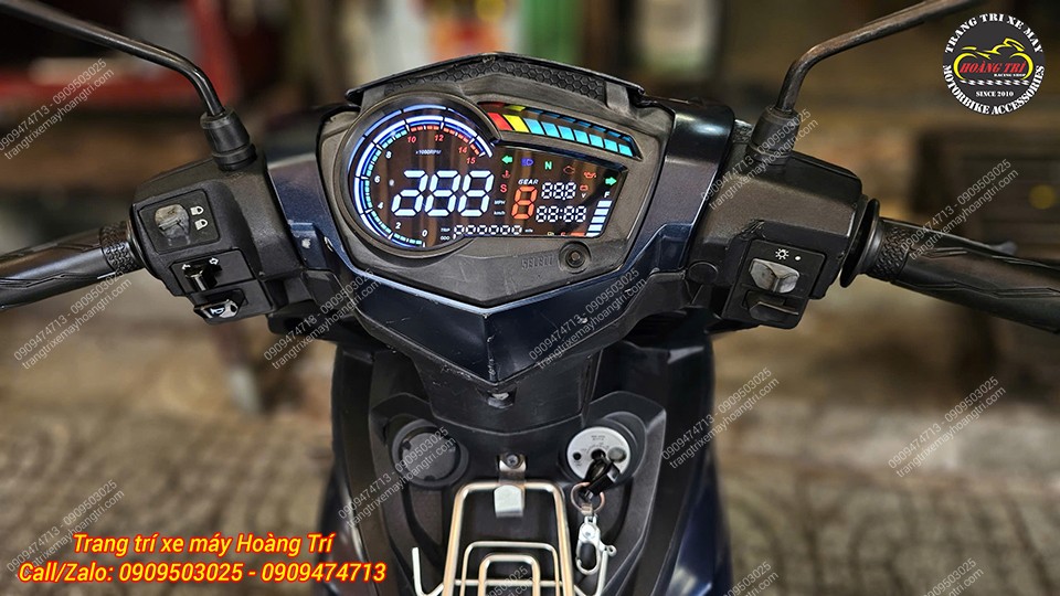 Đồng hồ Sum Racing Plus 2025 hiển thị màn hình chào khởi động khi mở nguồn, tạo trải nghiệm thú vị