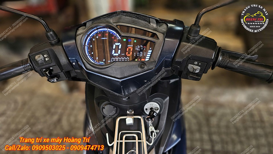 Cận cảnh đồng hồ Sum Racing Plus 2025 với thông số hiển thị rõ ràng và hiện đại hơn