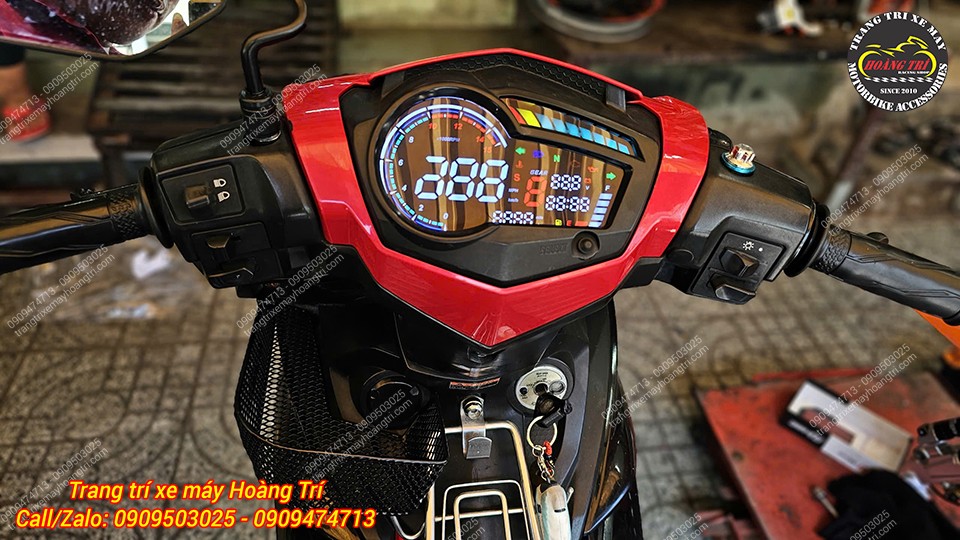 Màn hình Sum Racing Plus hiển thị đầy đủ thông số, giúp người lái quan sát nhanh và chính xác hơn