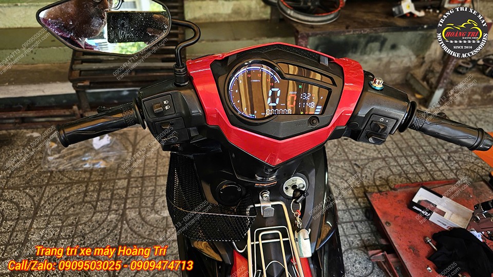 Khu vực tay lái Exciter 2015-2017 nổi bật với đồng hồ Sum Racing Plus hiện đại và thể thao