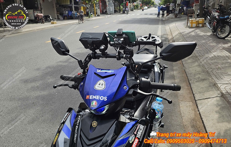 Góc nghiêng cho thấy giá đỡ LOBOO P06 lắp chắc chắn, không cản tầm nhìn cũng như góc lái của xe