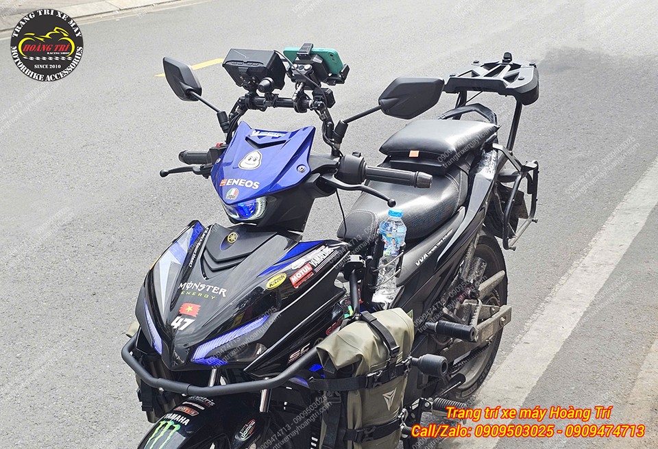Toàn cảnh xe trang bị giá đỡ LOBOO P06, tăng tiện ích sử dụng và giữ điện thoại luôn trong tầm mắt