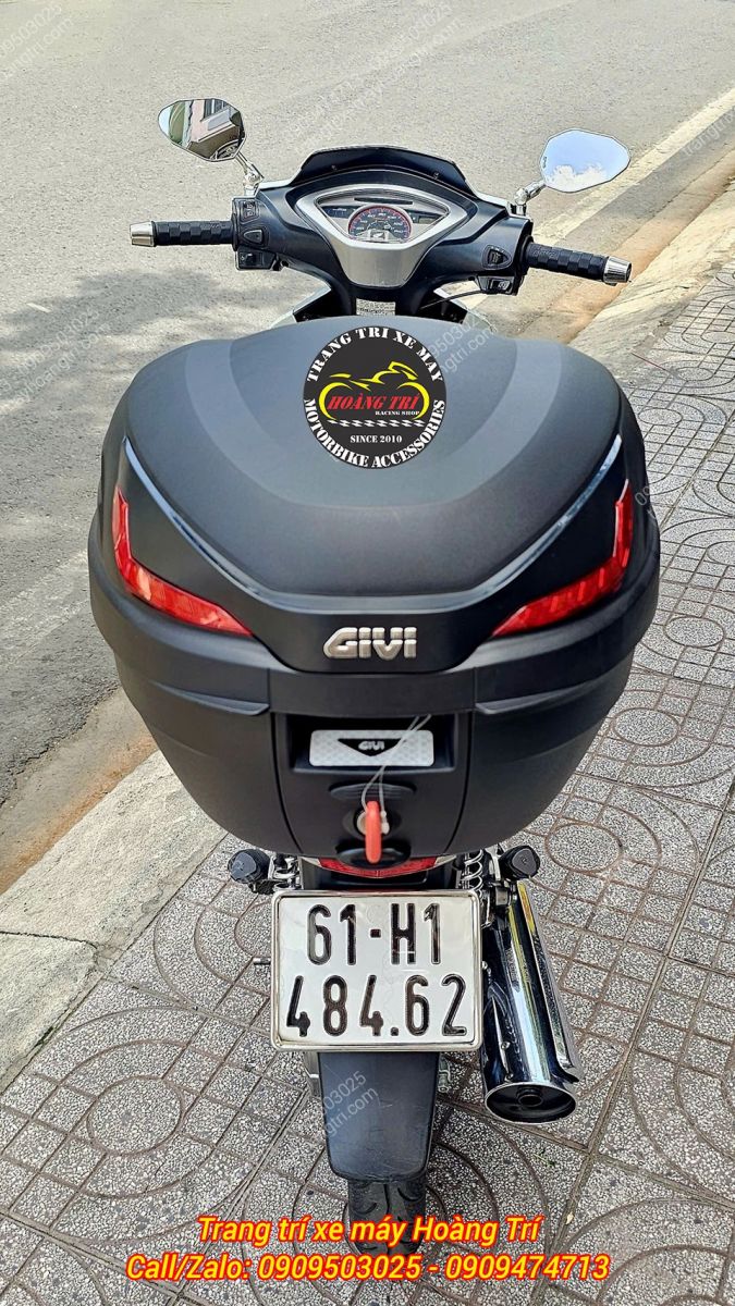 Honda Future X được trang bị thêm thùng Givi B27NX cùng baga kiểu GTR phía sau tiện dụng