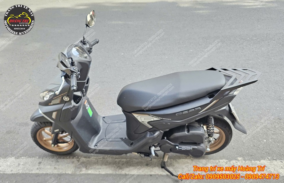 Yamaha Gear nổi bật hơn với baga sau cùng gác chân phụ tiện lợi và hài hòa