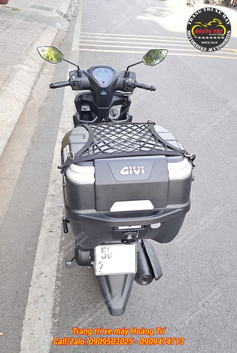 Góc sau trực diện làm nổi bật thùng Givi B33NTM-ADV kết hợp lưới ràng đồ hữu ích