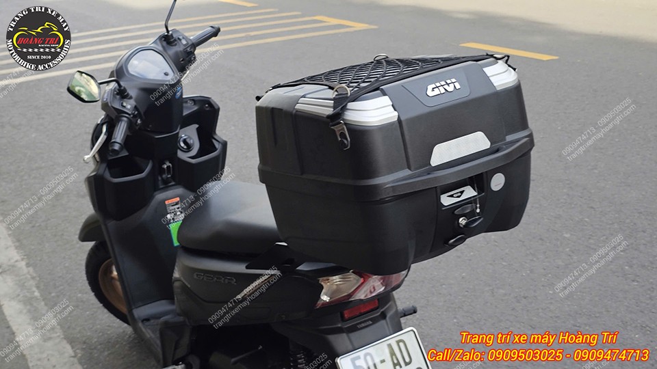 Góc nghiêng phía sau Yamaha Gear thu hút với thùng Givi B33NTM-ADV đậm chất thể thao