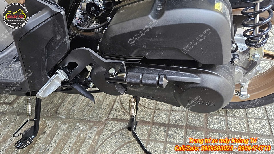 Chi tiết gác chân phụ Yamaha Gear lắp cứng cáp, kiểu dáng gọn gàng và thuận tiện sử dụng