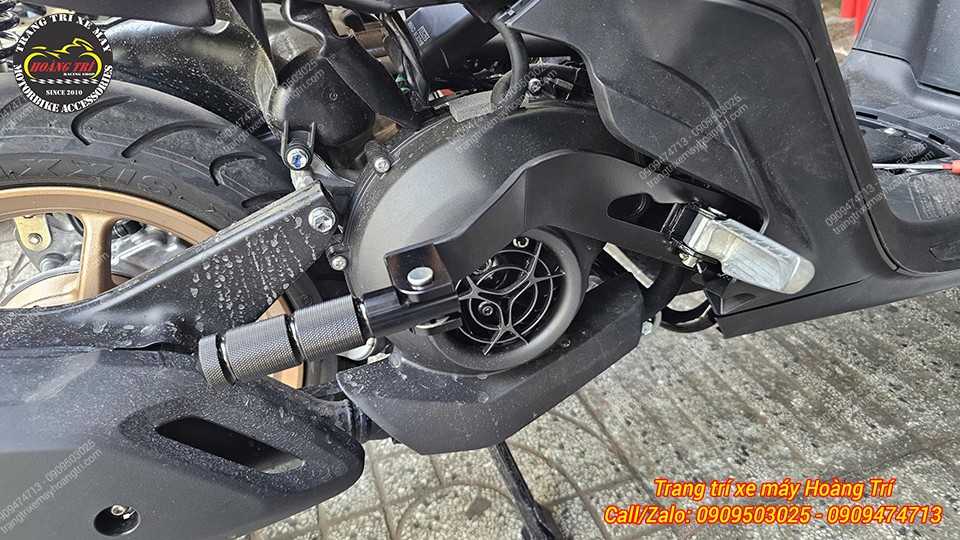 Gác chân phụ Yamaha Gear gia công chắc chắn, tăng sự tiện lợi cho người ngồi phía sau