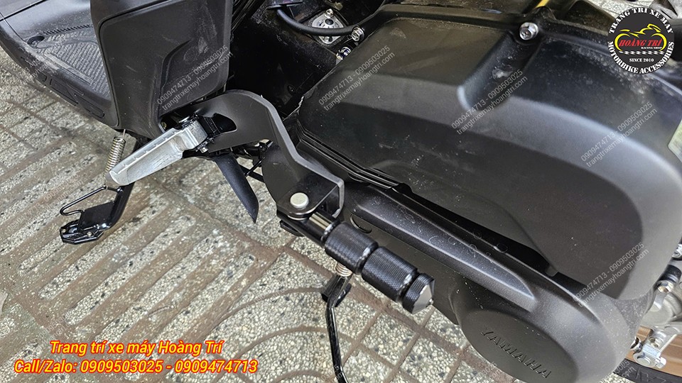 Cận cảnh gác chân phụ Yamaha Gear với bề mặt chống trượt, hỗ trợ đặt chân vững vàng